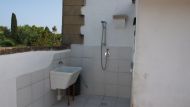 Dusche und Waschbecken auf der Dachterrasse